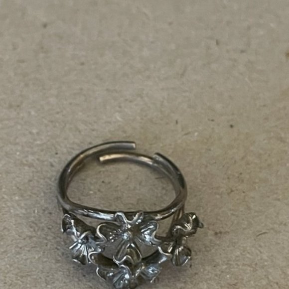 Antique Unique Open Flowers Adjustable Unmarked Silver Ring sits at a 5.5 - Picture 7 of 10